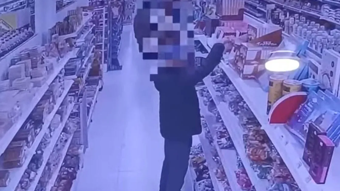 Жаңа жыл қарсаңында ер адамның шоколад ұрлаған сәті бейнекамераға түсіп қалған