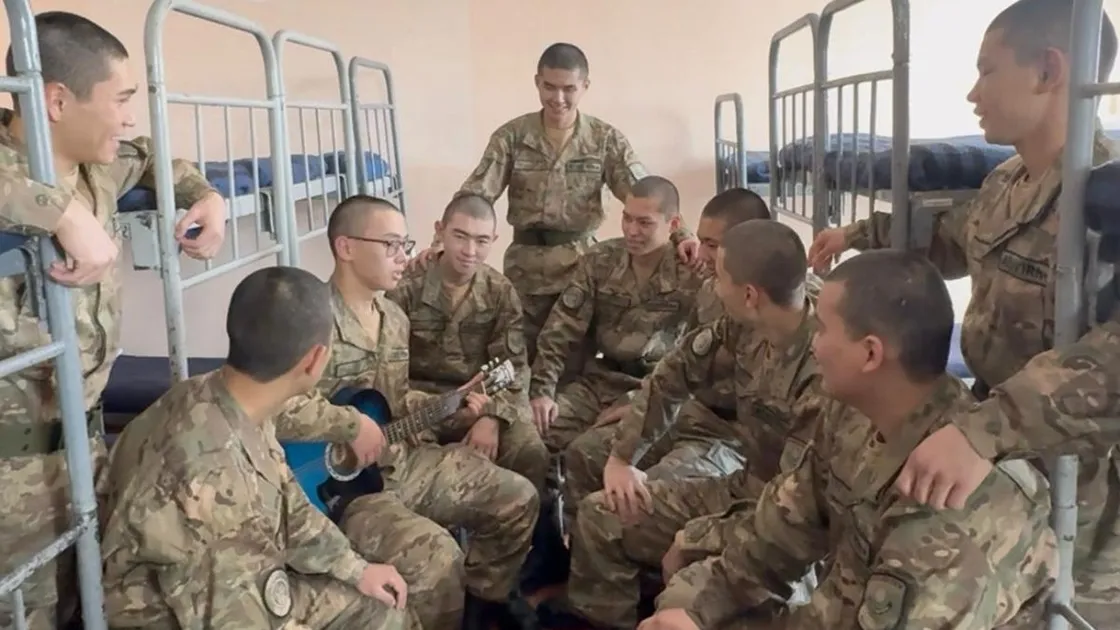 Бір сыныптан бір сапқа: Шымкентте 12 сыныптас әскери борышын бірге өтеп жатыр