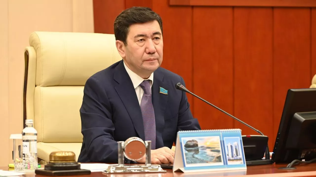 «Әрбір сұраққа күрсінесіз»: Қошанов министрдің міндетін атқарушыға қатаң ескерту жасады