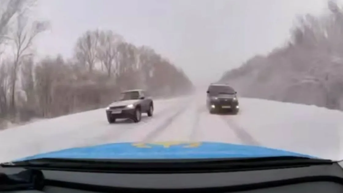 ШҚО-да Toyota Alphard автокөлігі қарама-қарсы бағытта келе жатқан полиция көлігімен соқтығыса жаздады