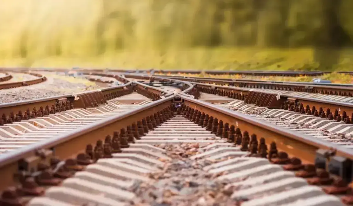 Қостанайда ондаған теміржол жапсырмасын заңсыз сатып жіберген лауазымды қызметкер сотталды