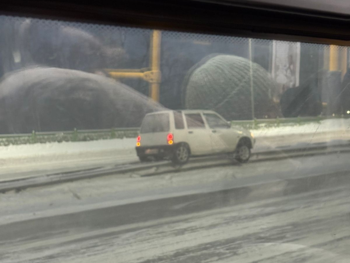 Легковушка оказалась на защитном ограждении Иртышского моста