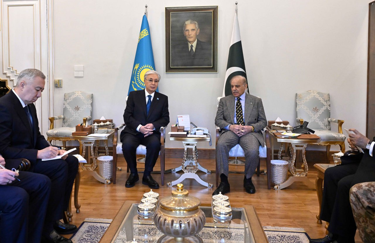 Президент обсудил двусторонние вопросы с Премьер-министром Пакистана