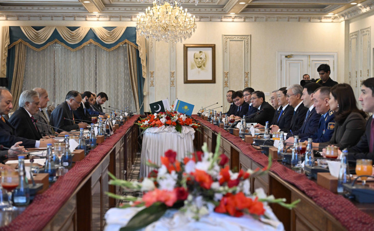 Токаев провел переговоры с Премьер-министром Пакистана