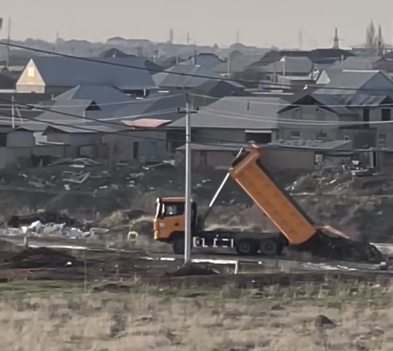 Факт незаконного сброса строительных отходов выявили в Шымкенте