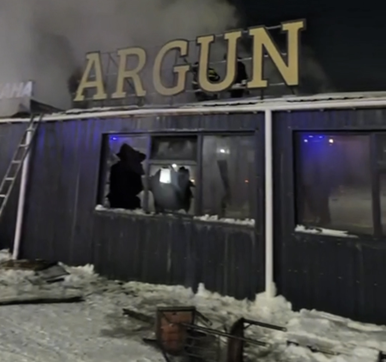 Пожарные ликвидировали крупное возгорание в столичном кафе