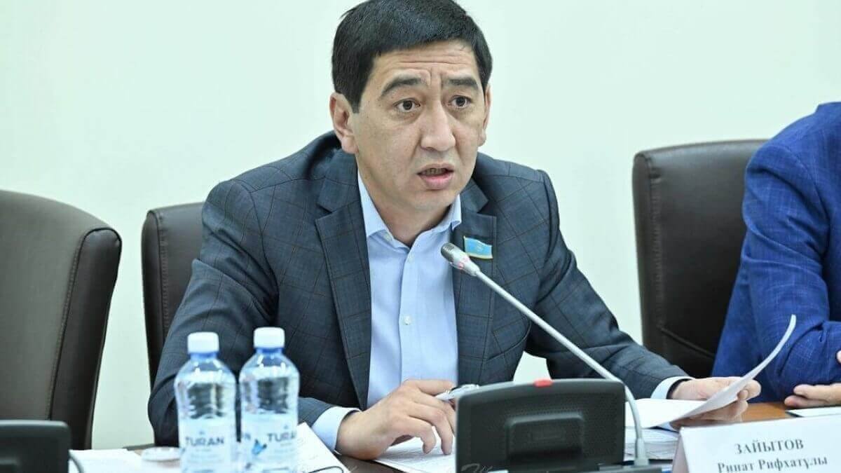 «Мемлекеттік тілмен еш тіл тең емес, қатар ғана»: Ринат Зайыт Ата Заңға енгізілген өзгеріс туралы пікірін білдірді