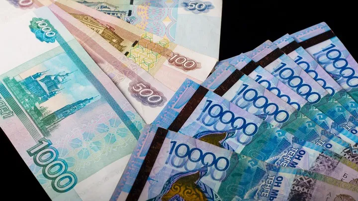 Казахстанцы массово избавляются от российских рублей