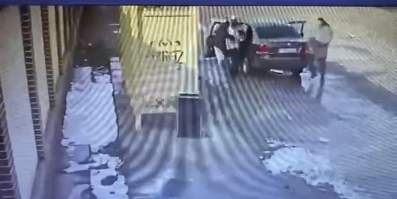 В Таразе двое мужчин пытались увезти 13-летнюю школьницу