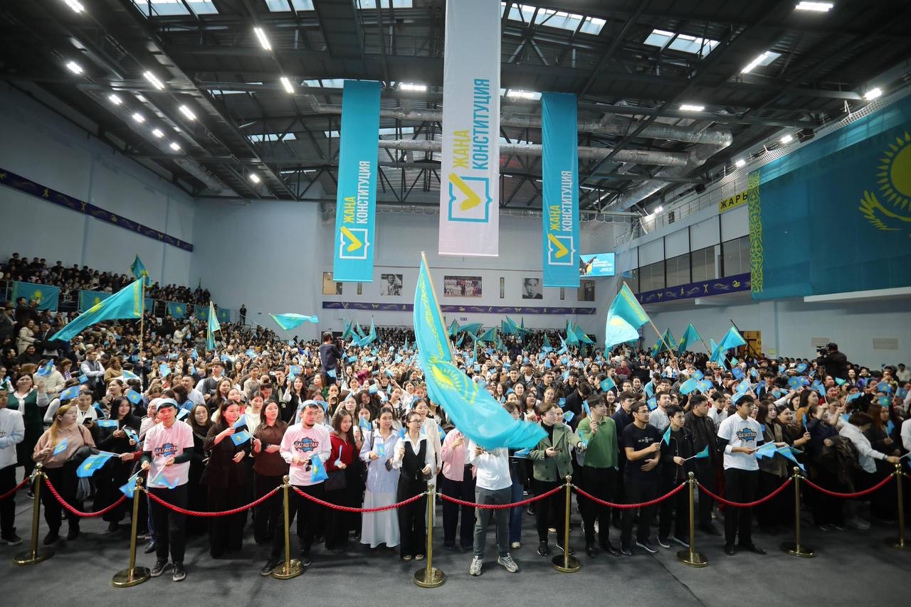 В Мангистау прошёл масштабный форум в поддержку новой Конституции с участием группы «МузАРТ»
