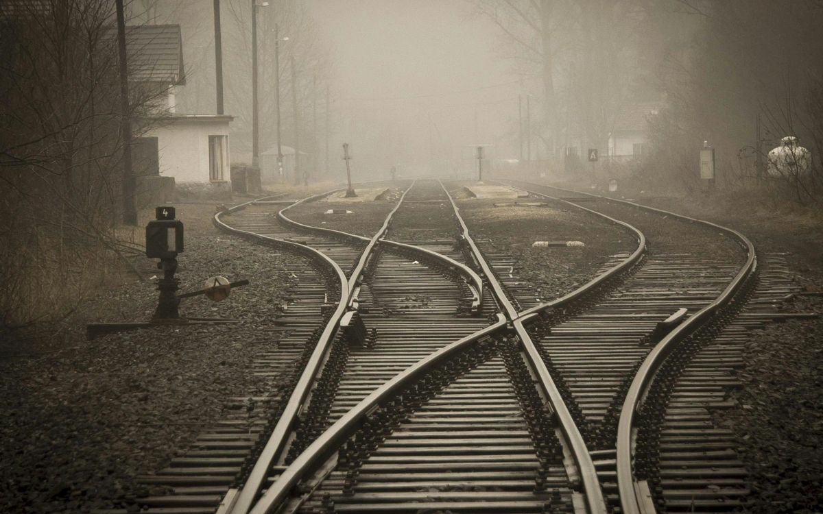 Теміржол торабының екі учаскесінде пойыз бен автокөлік соқтығыса жаздады