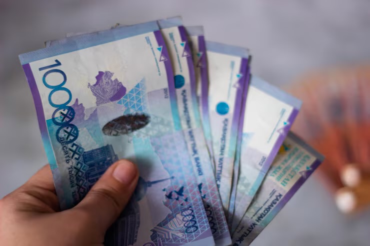 Почти 12 млрд тенге выделено на социальные выплаты при утрате работы