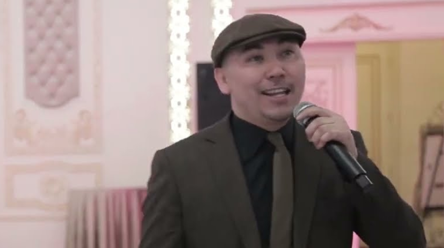 «Меккені бомбалап, барғандар қайтпасын»: Қажылыққа барған асаба жұрттың қарғыс жазып жатқанын айтты