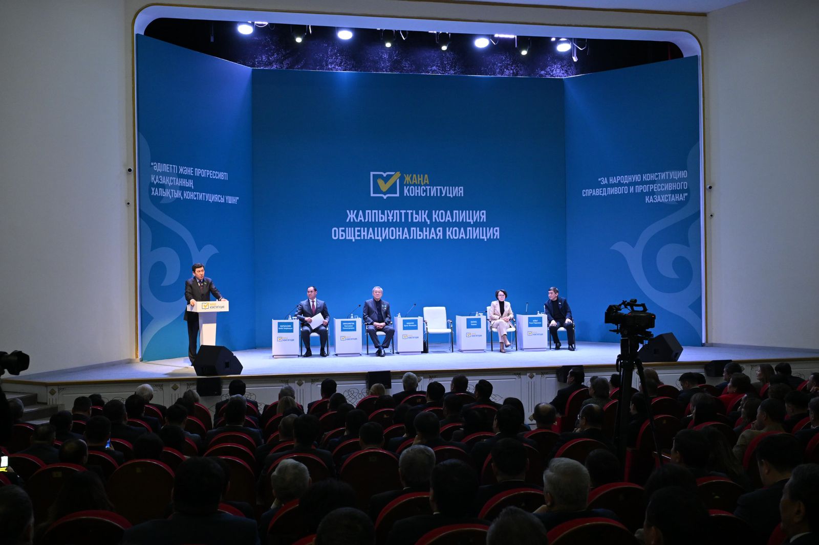 В Атырауской области члены Коалиции обсудили проект Конституции с нефтяниками