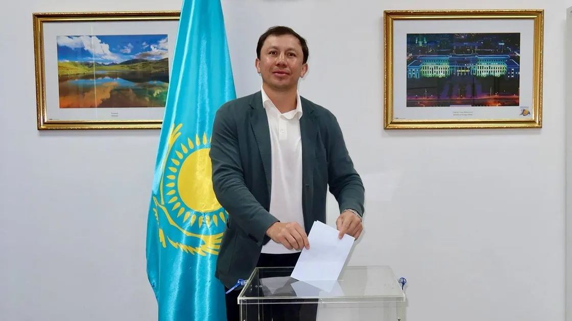 Геннадий Головкин Таиландтағы дауыс беру учаскесіне барды