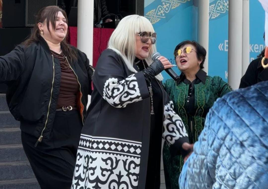 Айжан Нұрмағамбетова сайлау учаскесінде ән шырқап, тұрғындарға мерекелік көңіл-күй сыйлады