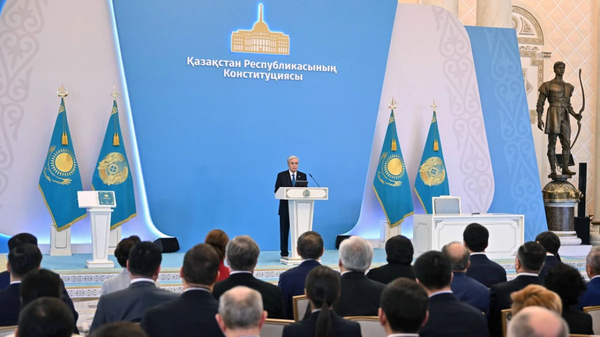 Жаңа Конституциямызға сәйкес адал қызмет етуге серт беремін – Тоқаев