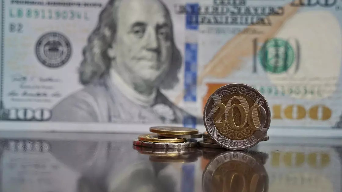 Доллардың құлдырауы ел экономикасы мен теңге бағамына қалай әсер етеді: сарапшы пікір білдірді