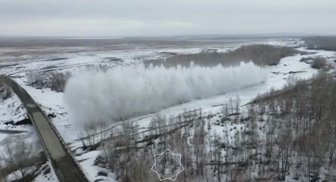 В ВКО дробят лёд для предотвращения паводков
