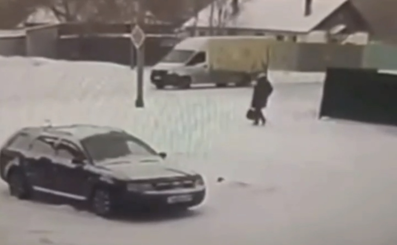 В Караганде столб освещения насмерть придавил женщину