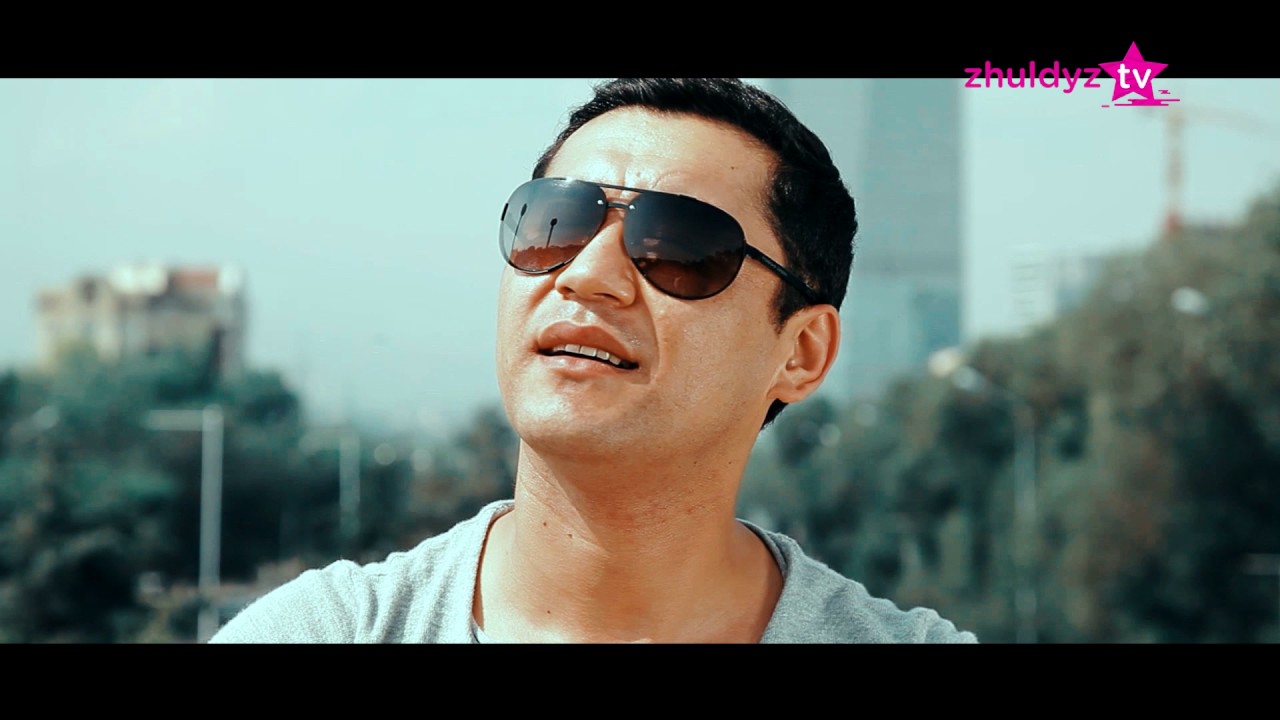 «Әкемізден бастап есірткіге тәуелді болдық»: Танымал әнші сахнадан көрінбей кету себебін айтты