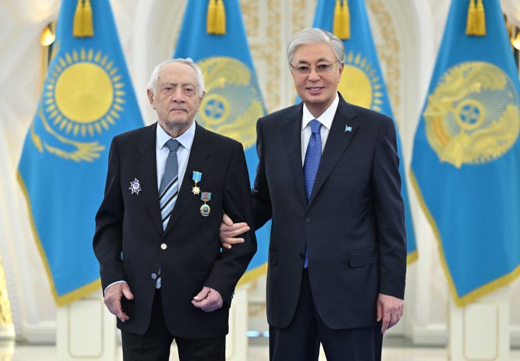 Тоқаев Ерванд Ильинскийге «Қазақстанның Еңбек Ері» атағын тапсырды