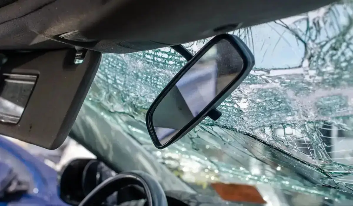 Талдықорғанда жантүршігерлік жол апаты: екі жасөспірім қоршаудан асып ұшып кеткен