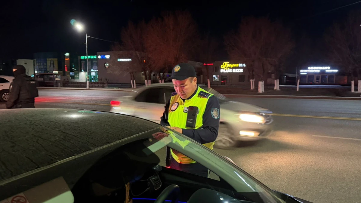 Қарағандыда полицейлер көшеде есінен танып қалған бойжеткенді құтқарды