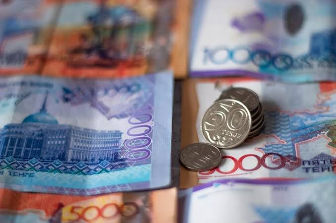 Рост зарплат «съеден» инфляцией: жители Казахстана стали беднее