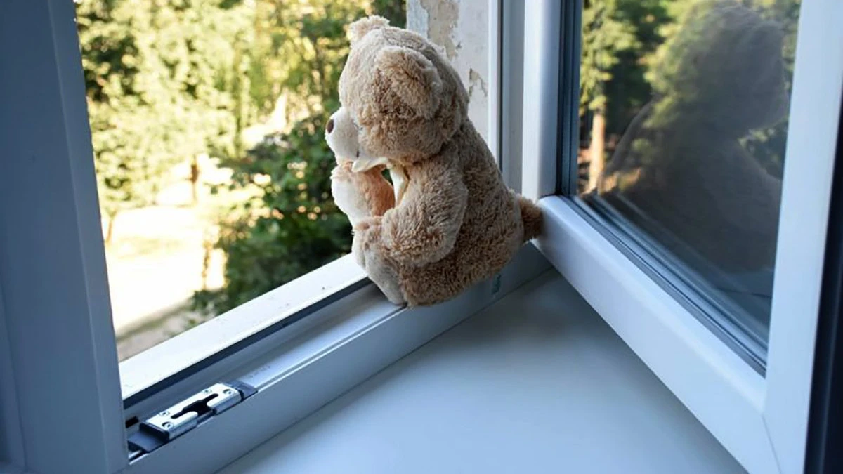 Астанадан қонаққа келген бала Қарағандыда терезеден құлап, ауруханаға түсті