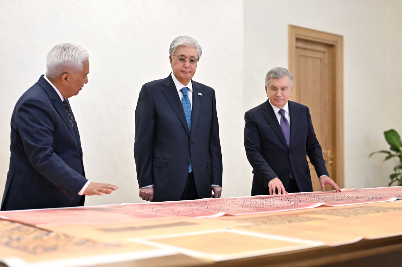 Мирзиёев Тоқаевқа тарихи маңызы зор архив құжаттарын тапсырды