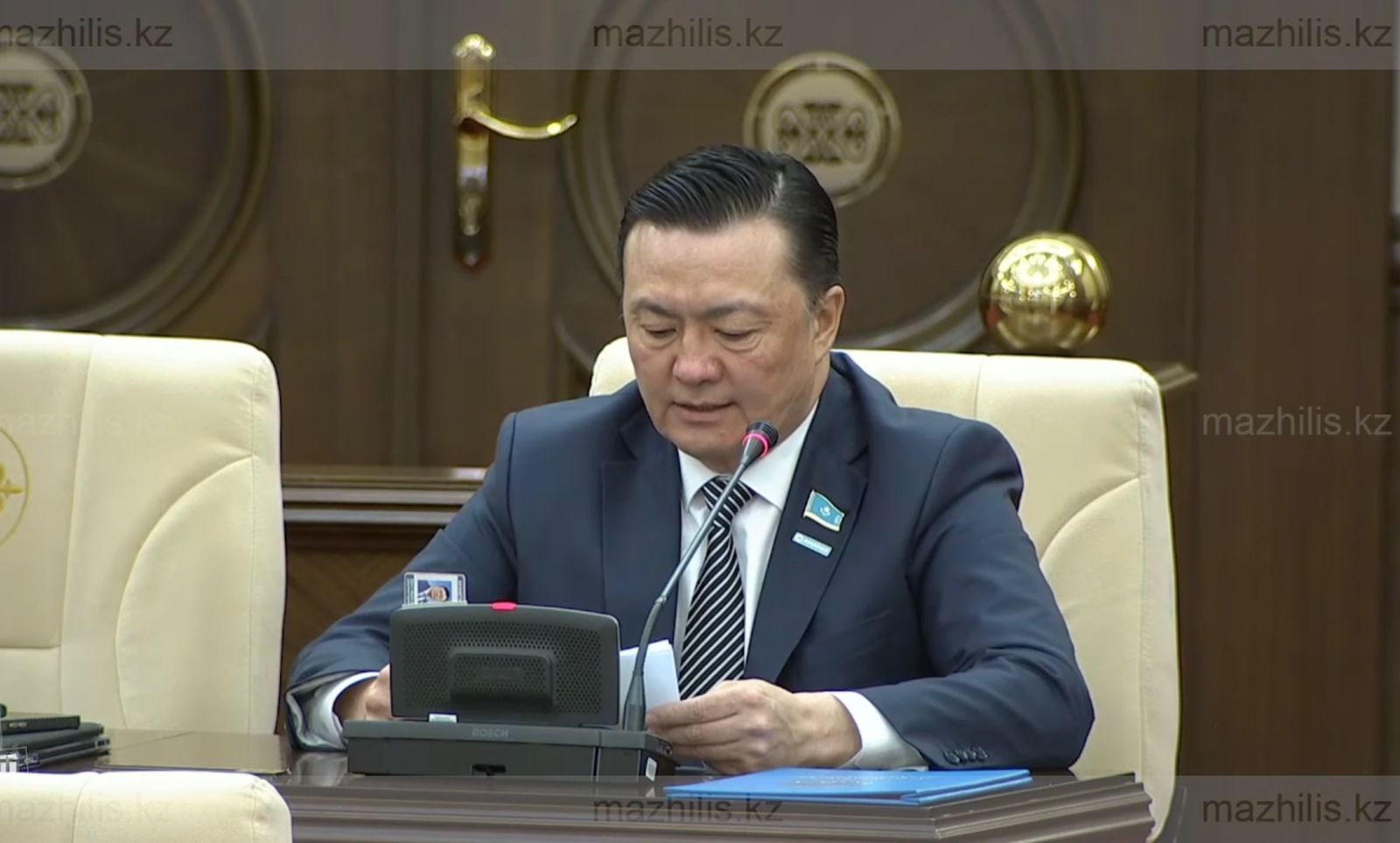 Депутаттар қоғамдық марапаттарды заңмен реттеуді ұсынды