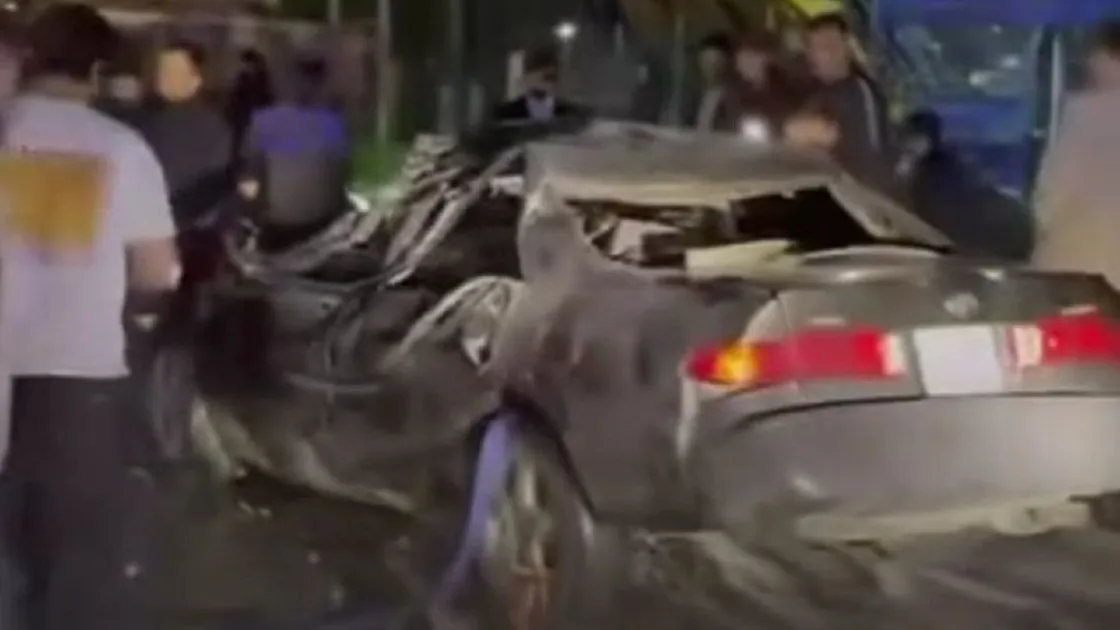 Алматы маңындағы тасжолда Camry жүргізушісі тоқтап тұрған жүк көлігіне соғылған