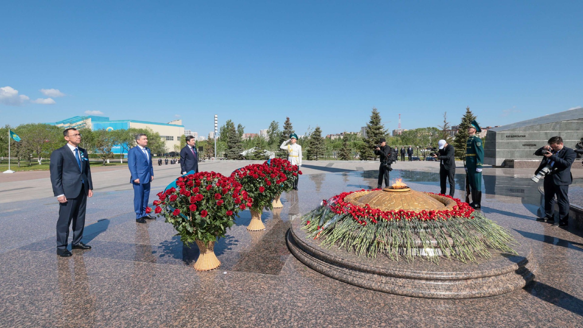 Олжас Бектенов, Маулен Ашимбаев и Ерлан Кошанов почтили память погибших в годы войны