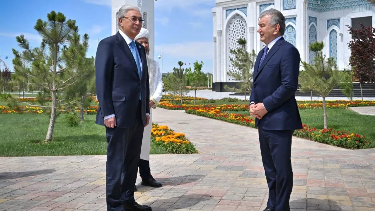 Тоқаев пен Мирзиёев Өзбекстан Түркістанға тарту еткен жаңа мешітті аралап көрді