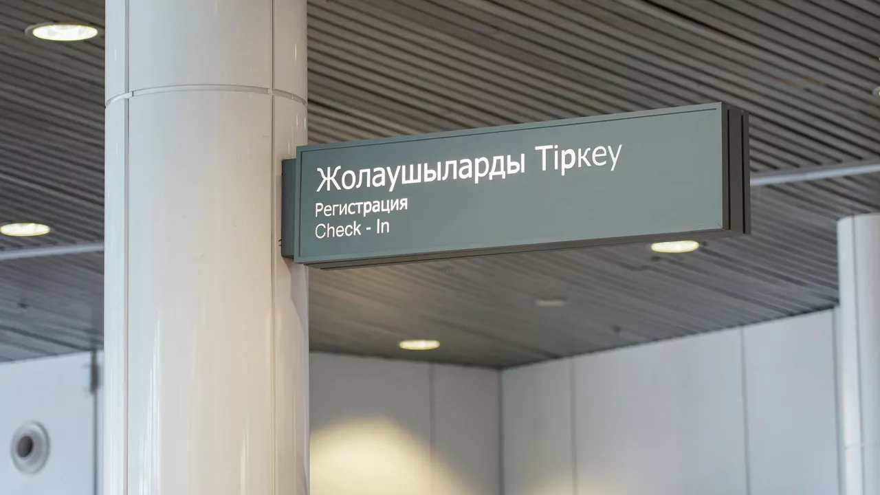 "Сөмкемде тапанша бар": Атырауда ер адам ұшақтан түсірілді