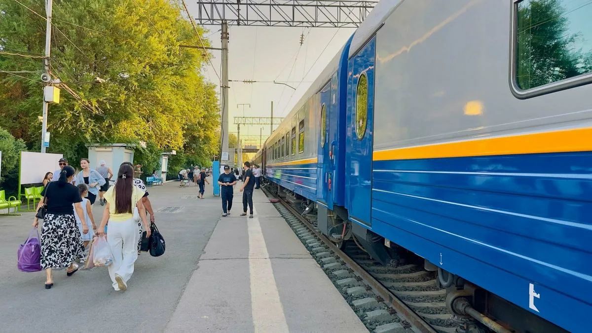 Казахстанцам добавят пригородные поезда в период летнего спроса