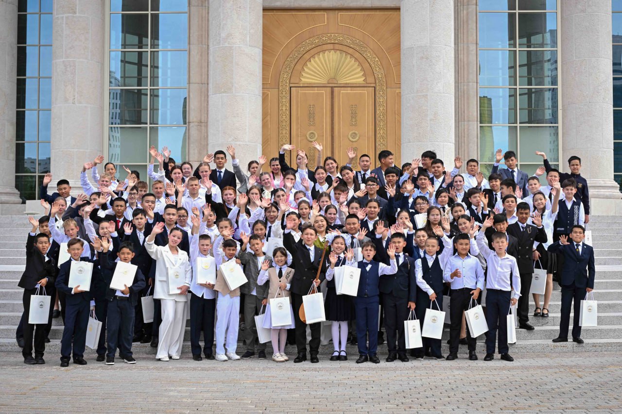 Еліміздің түкпір-түкпірінен келген 100 оқушы Ақорданы аралады