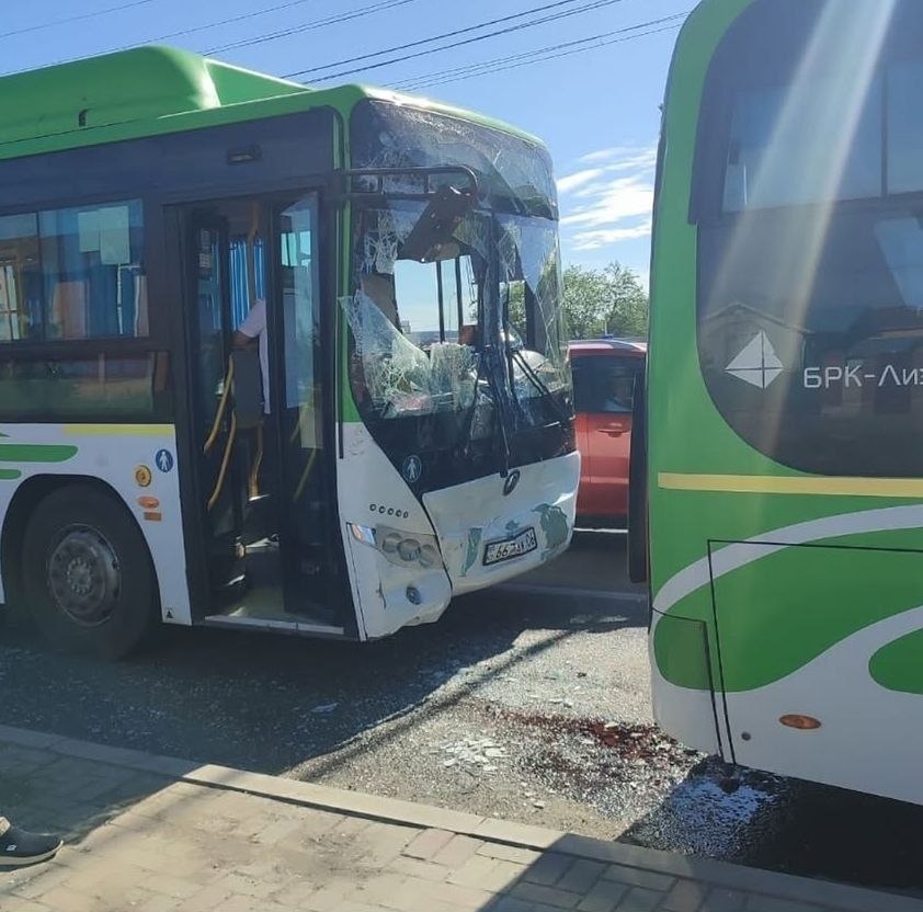 В Атырау автобус с пассажирами попал в ДТП из-за отказа тормозов