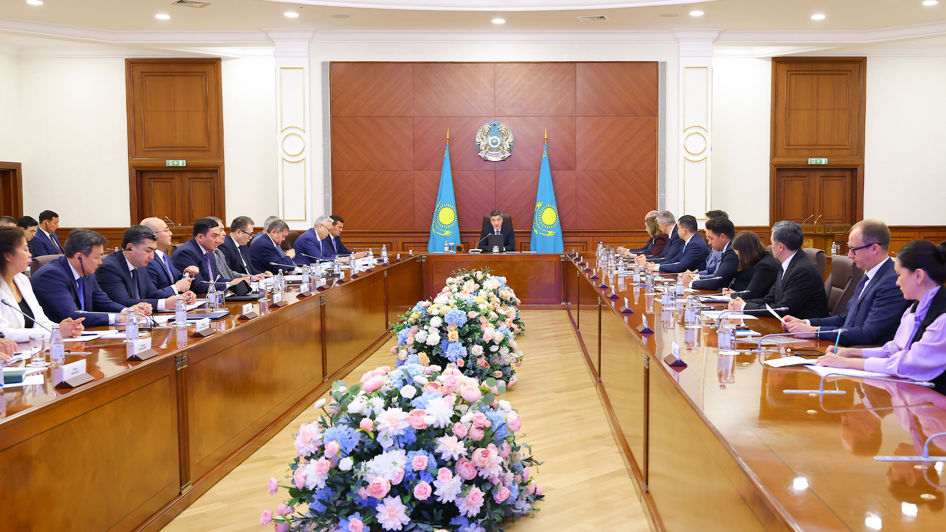 Инвесторлармен ынтымақтастық дамудың жаңа кезеңіне қадам басады: Олжас Бектенов Инвестициялық ахуалды жақсарту жөніндегі кеңестің отырысын өткізді
