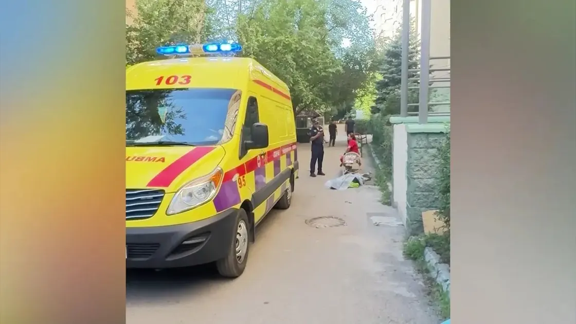 Алматыда балконнан құлап кеткен 21 жастағы жігіт қаза тапты