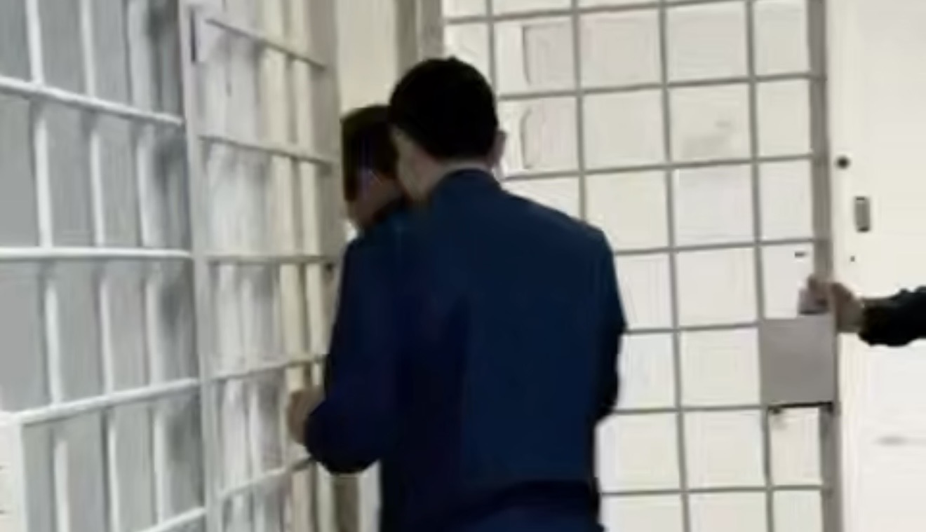 Справил нужду из окна подъезда: житель Астаны получил 10 суток ареста