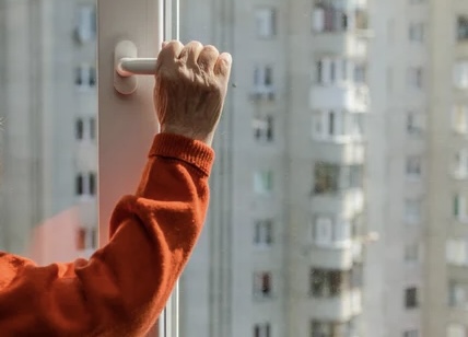 70-летняя женщина выпала из окна в Усть-Каменогорске