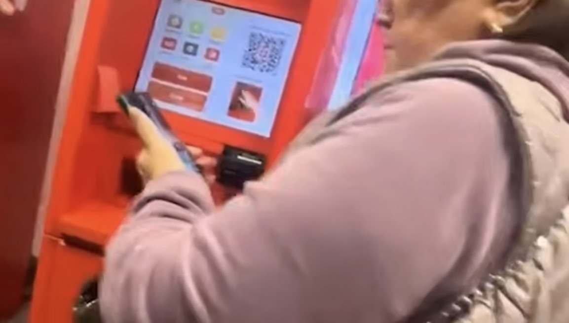 В Талдыкоргане прохожие спасли женщину от перевода 3 млн тенге мошеннику