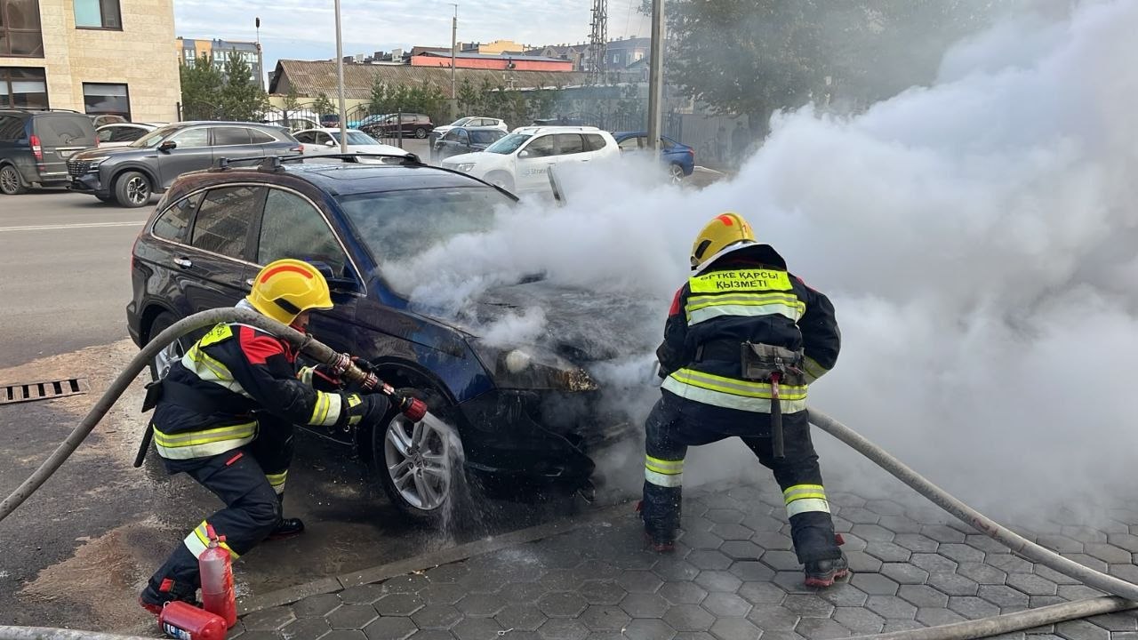 В Кокшетау загорелся автомобиль с газобаллонным оборудованием