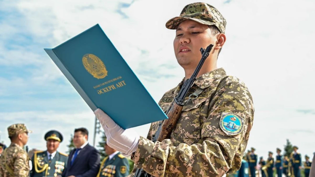 Қазақстанда әскери анттың мәтіні өзгеруі мүмкін: Ринат Зайыт себебін түсіндірді