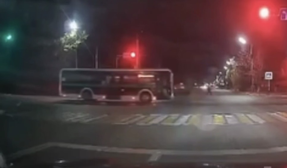 Смертельная авария на перекрёстке: легковушка врезалась в автобус