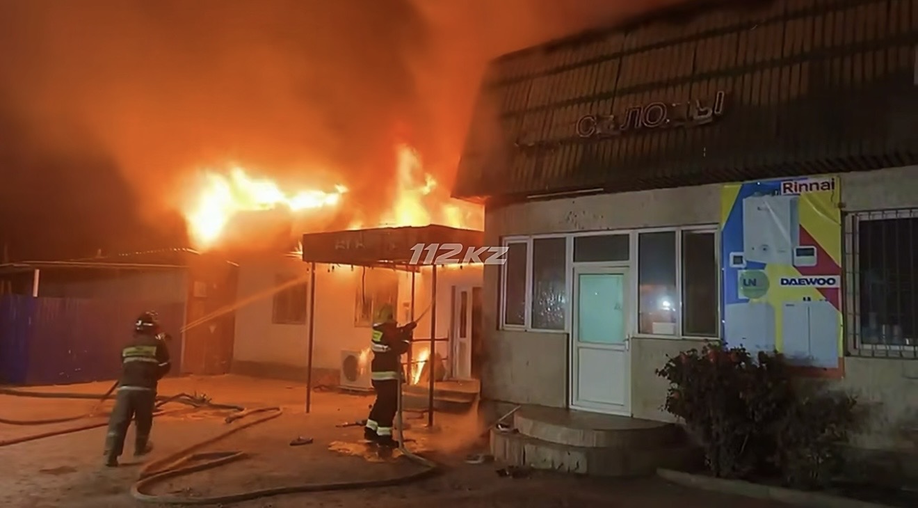 В Алматинской области пожар охватил два магазина
